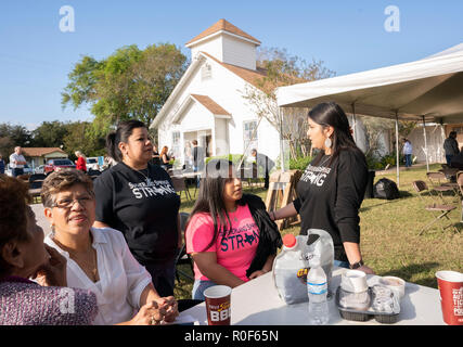 Sutherland Springs, aux États-Unis. 08Th Nov, 2018. Sutherland Springs, Texas, Nov, 4, 2018 : les Texans se rassemblent à la première église baptiste de Sutherland Springs près de San Antonio. L'église marque le premier anniversaire de la tuerie qui a tué 2017 personnes 26. Une nouvelle église financée par des dons dans le monde entier s'ouvre l'année prochaine. Credit : Bob Daemmrich/Alamy Live News Banque D'Images