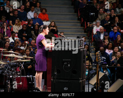 Chicago, Illinois, USA. 4 novembre 2018. Contrôleur de l'Illinois Susana Mendoza parle au rallye d'aujourd'hui. Le rallye a été un dernier effort avant la prochaine élection générale à mi-parcours ce mardi, que beaucoup s'attendent à ce que sera l'élection d'une vague en faveur des démocrates. Credit : Todd Bannor/Alamy Live News Banque D'Images