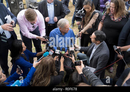 Sutherland Springs, aux États-Unis. 08Th Nov, 2018. Sutherland Springs, Texas, Nov, 4, 2018 : Gov. Greg Abbott parle aux médias que les Texans se rassemblent à la première église baptiste de Sutherland Springs près de San Antonio. L'église marque le premier anniversaire de la tuerie qui a tué 2017 personnes 26. Une nouvelle église financée par des dons dans le monde entier s'ouvre l'année prochaine. Credit : Bob Daemmrich/Alamy Live News Banque D'Images