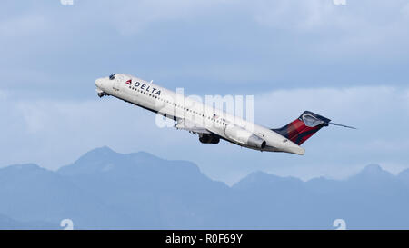 Richmond, Colombie-Britannique, Canada. 4ème Nov, 2018. Un Boeing 717 de Delta Air Lines (N957AT) des monocouloirs à fuselage étroit, avion de ligne en vol après le décollage. Credit : Bayne Stanley/ZUMA/Alamy Fil Live News Banque D'Images