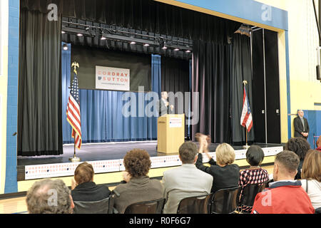 Cleveland, Ohio, USA. 4ème Nov, 2018. Collecting useful outcome information on mental health services Richard prend la parole à l'estrade lors d'un rassemblement démocratique à l'École George Washington Carver à Cleveland, Ohio, USA. Il est sur scène faisant campagne pour être le prochain gouverneur de l'Ohio au cours des prochaines élections à mi-mandat nous. Credit : Mark Kanning/Alamy Live News. Banque D'Images