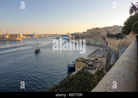 La Valette, Malte - Mai 2018 : Avis de grand port de La Valette au coucher du soleil. Trois villes et grands paquebots dans l'horison Banque D'Images