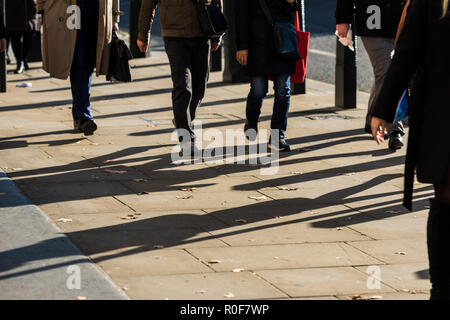 Les gens ombres projetées sur la chaussée, Westminster, Londres, Angleterre, Royaume-Uni Banque D'Images