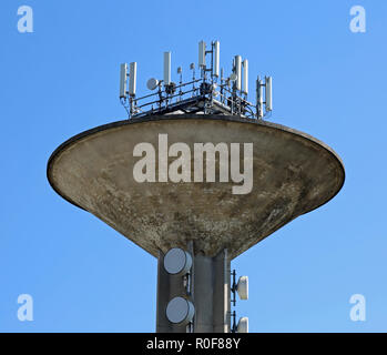 De nombreuses antennes de télécommunication et des répéteurs de signal au-dessus de la tour en béton armé Banque D'Images