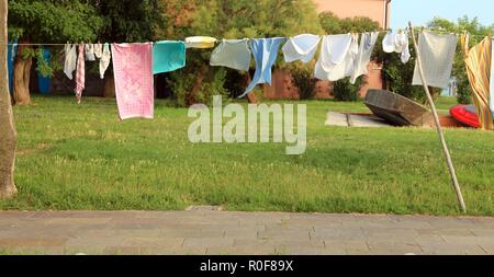 Fraîchement lavés blanchisserie distribués pour sécher dans une cour Banque D'Images