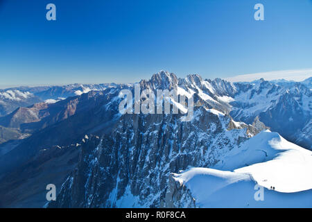 L'Aiguille du Midi est une montagne dans le massif du Mont Blanc dans les Alpes françaises, accessible par téléphérique au départ de Chamonix. Banque D'Images