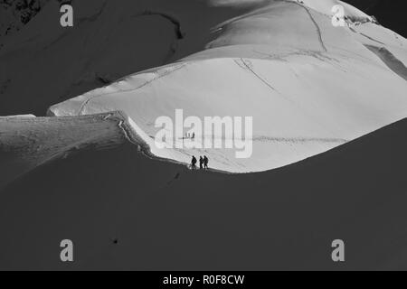 L'Aiguille du Midi est une montagne dans le massif du Mont Blanc dans les Alpes françaises, accessible par téléphérique au départ de Chamonix. Banque D'Images