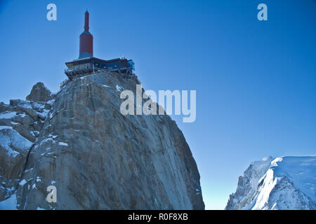 L'Aiguille du Midi est une montagne dans le massif du Mont Blanc dans les Alpes françaises, accessible par téléphérique au départ de Chamonix. Banque D'Images