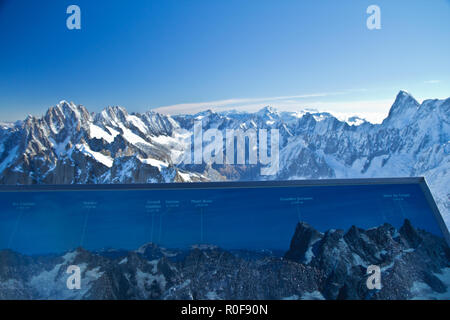 L'Aiguille du Midi est une montagne dans le massif du Mont Blanc dans les Alpes françaises, accessible par téléphérique au départ de Chamonix. Banque D'Images