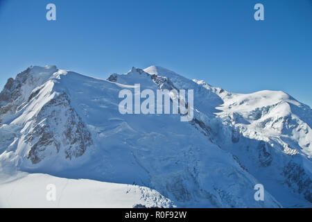 L'Aiguille du Midi est une montagne dans le massif du Mont Blanc dans les Alpes françaises, accessible par téléphérique au départ de Chamonix. Banque D'Images