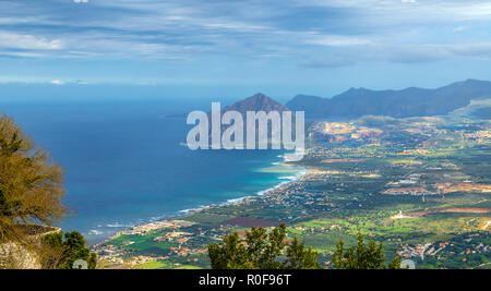 Erice, Sicly, Italie, situé à 750m au-dessus du niveau de la mer, au sommet du Monte San Giuliano, offre une magnifique vue panoramique de Trapani, sur la mer Méditerranée. Banque D'Images