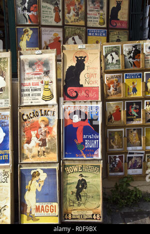 Des affiches pour la vente sont affichés à l'extérieur d'une boutique près de la Place du Tertre à Montmartre, Paris. Banque D'Images