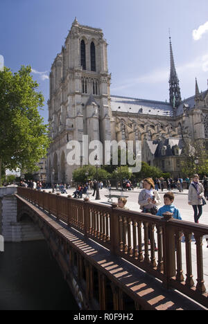 Les touristes à pied sur le Pont au Double, qui traverse la Seine, de la cathédrale Notre-Dame, à Paris, France. Banque D'Images