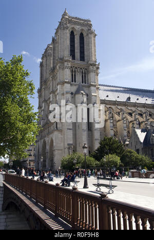 Les touristes à pied sur le Pont au Double, qui traverse la Seine, de la cathédrale Notre-Dame, à Paris, France. Banque D'Images