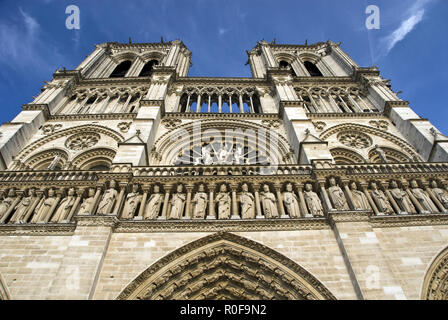 La Galerie des Rois au-dessus du portail du Jugement dernier sur la façade ouest de Notre Dame, Paris, France. Banque D'Images