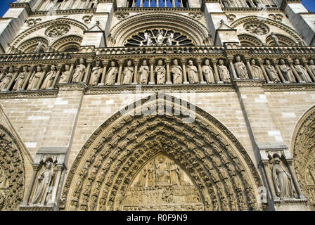 La Galerie des Rois au-dessus du portail du Jugement dernier sur la façade ouest de Notre Dame, Paris, France. Banque D'Images