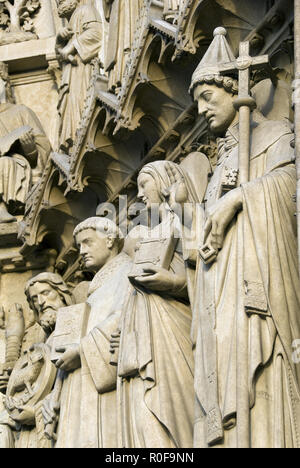 Statues de saints côtoient les portails (portes) sur la façade occidentale de la cathédrale de Notre Dame, Paris, France. Banque D'Images