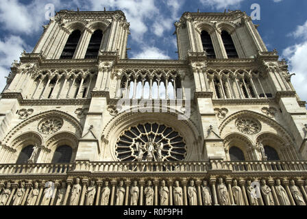 La Galerie des Rois au-dessus du portail du Jugement dernier sur la façade ouest de Notre Dame, Paris, France. Banque D'Images