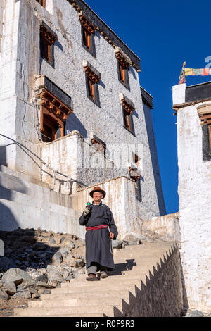 Un homme âgé avec une prière à roue Gompa de Spituk, district de Leh, Ladakh, Inde Banque D'Images