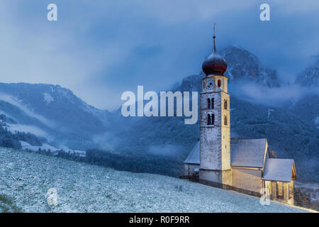 Église de Saint Valentin sur un jour de neige, Seis am Schlern, Siusi allo Sciliar, Dolomites, Trentino-Alto Adige, Italie Banque D'Images