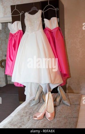 Robe de mariage de raccrocher le jour du mariage en attente d'être mis sur pied par la mariée Banque D'Images