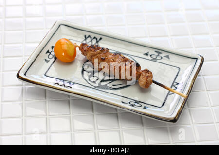 Le yakitori, brochettes de poulet grillé japonais, très rare chouchin immatures (oeuf) Banque D'Images