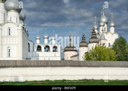 Les coupoles des églises et de l'oignon Tours de Rostov Kremlin à la place de la Cathédrale Banque D'Images