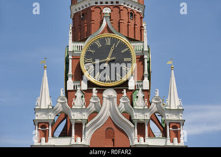 = la célèbre horloge du Kremlin et superbe décor de Sauveur Tower  = Vue rapprochée des motifs de Kremlin de Moscou de l'horloge et la décoration riche de la Banque D'Images