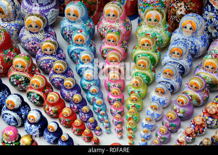 Les lignes colorées des Matryoshkas Rassemblement Banque D'Images