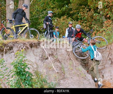 16 septembre 2018, région de Kaliningrad, en Russie, les touristes, les cyclistes et colline Banque D'Images