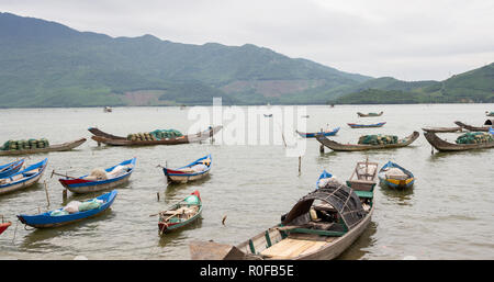 Les petits bateaux de pêche en bois sur la rivière au Vietnam Banque D'Images