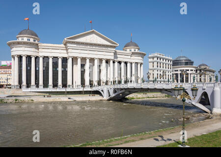 Le Musée d'archéologie et de pont de la civilisation à travers rivière Vardar, Skopje, Skopje Région, République de Macédoine du Nord Banque D'Images