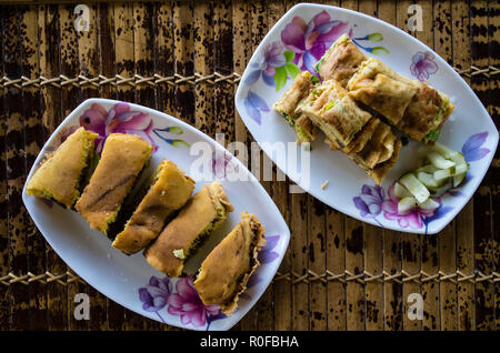 MARTABAK TELUR Indo-food crêpe farcie, ou pan-fried bread'Indo-style, et TERANG BULAN, crêpes sucrées Banque D'Images