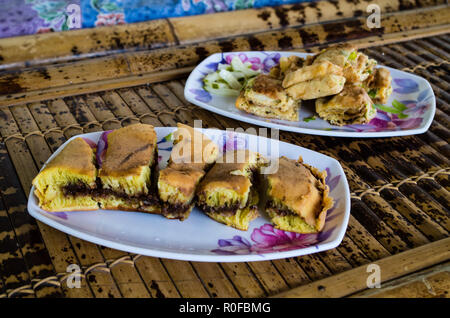 TERANG BULAN, sweet pancakes et crêpes farcies MARTABAK TELUR ou pan-fried bread Indo-style Banque D'Images