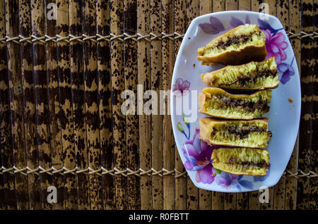 TERANG BULAN, Indonesian sweet pancakes à Lombok avec copie espace gauche. Banque D'Images