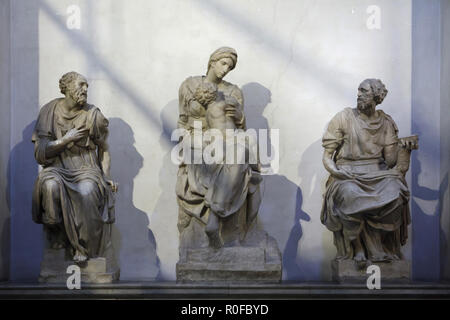 Tombeau de Laurent le Magnifique et de son frère Julien de Médicis dans la nouvelle sacristie (Sagrestia Nuova) dans les Chapelles des Médicis (Cappelle Medicee) à Florence, Toscane, Italie. Statues de marbre placée sur le sépulcre par l'artiste de la Renaissance italienne Giorgio Vasari en 1554 sont de gauche à droite : Saint Cosmas de Giovanni Angelo Montorsoli, Vierge à l'enfant par Michelangelo Buonarroti (1521) et Saint Damian par Raffaello Da Montelupo. Banque D'Images