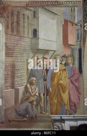 Fresco 'Saint Pierre guérissant les malades avec son ombre' par Masaccio peintre italien de la Renaissance (1424-1425) dans la Chapelle Brancacci (Chapelle Brancacci) dans l'église de Santa Maria del Carmine à Florence, Toscane, Italie. Banque D'Images