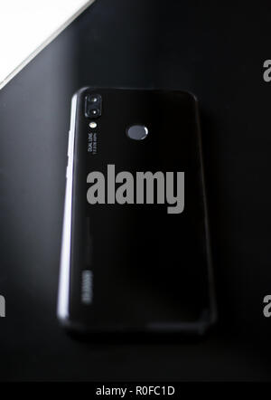 Tout nouveau P20 Lite mobile cell phone faites par la marque chinoise Huawei avec caméra à double focale et la technologie de reconnaissance des empreintes digitales Banque D'Images