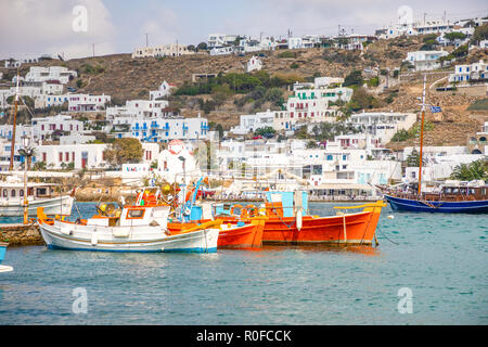 Mykonos, Grèce - 17.10.2018 : Port de la ville de Mykonos avec blanc et arhitecture colourfull bateaux, Grèce Banque D'Images