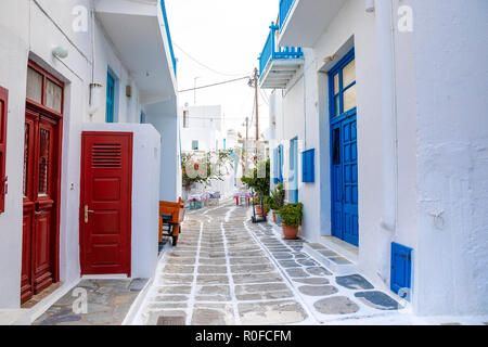 Maisons traditionnelles avec portes et fenêtres bleues dans les rues étroites des villages grecs à Mykonos, Grèce Banque D'Images