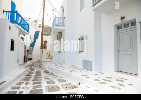 Maisons traditionnelles avec portes et fenêtres bleues dans les rues étroites des villages grecs à Mykonos, Grèce Banque D'Images