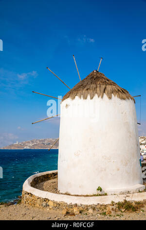 Moulin à vent sur une colline près de la mer sur l'île de Mykonos, Grèce Banque D'Images