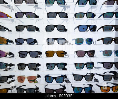 Lunettes de soleil Oakley dans une boutique hors taxes à l'aéroport Banque D'Images