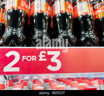 2 pour 3 sur l'offre des boissons gazeuses sucrées/Boutique au Royaume-Uni. Banque D'Images