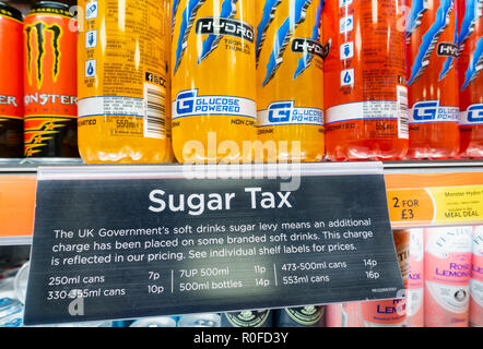 L'obésité la lutte contre l'impôt sur le sucre en supplément sur fizzy/boissons sucrées dans UK shop. Banque D'Images