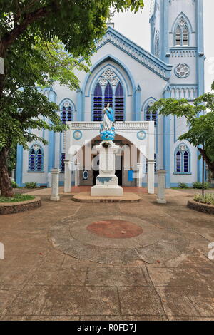 Blanc-bleu peint Vierge Marie statue et façade de la cathédrale de l'Immaculée Conception fondée comme église paroissiale par les Espagnols en 1872, puis mise à Banque D'Images