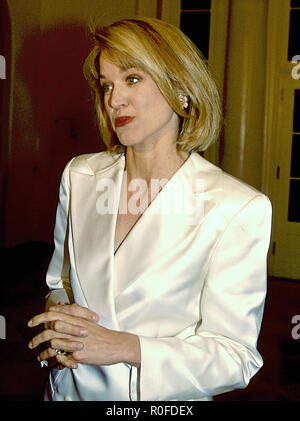 Washington, DC. USA, 6 décembre 1992, Paula Zahn et son mari Richard Cohen arrive à la Maison Blanche pour assister à l'État Le dîner pour le Kennedy Center Honors. Banque D'Images