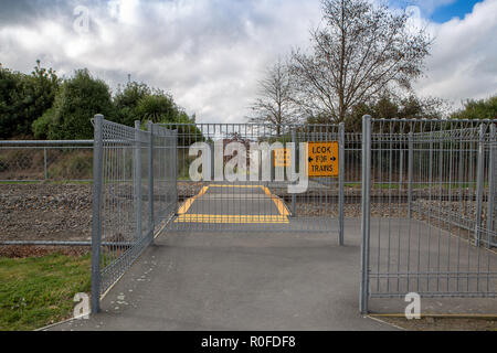 Les obstacles, lignes jaunes et de signes en un sentier à travers une voie ferrée ou ligne de chemin de fer de la sécurité publique Banque D'Images
