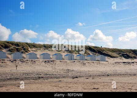 Peu de cabines de plage au coucher du soleil sur la mer du Nord sur waddeneiland Texel Hollande Europe. Banque D'Images