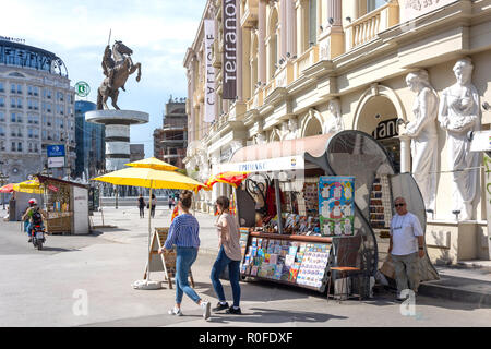 'Guerrier sur un cheval' statue et de souvenirs, kiosque de la place de Macédoine, Skopje, Skopje, République de Macédoine Banque D'Images